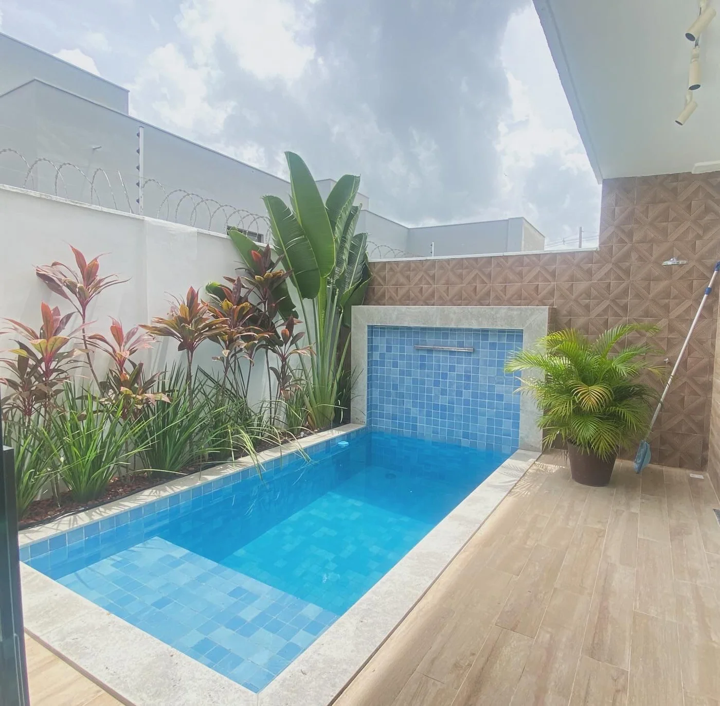 Área de piscina — obra da Nobre Engenharia